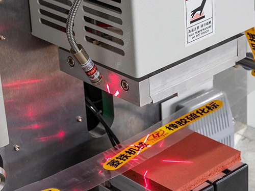 Pemandu inframerah untuk penempatan label heat transfer yang presisi.